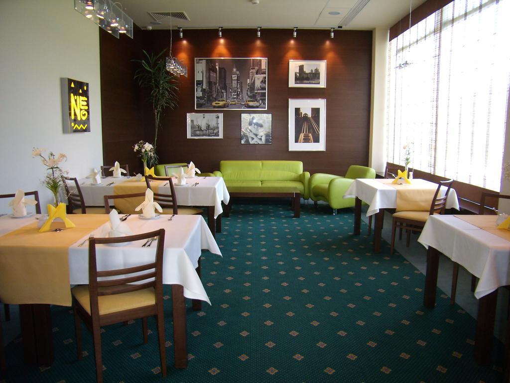 Hotel Neo Tarnowskie Góry Esterno foto
