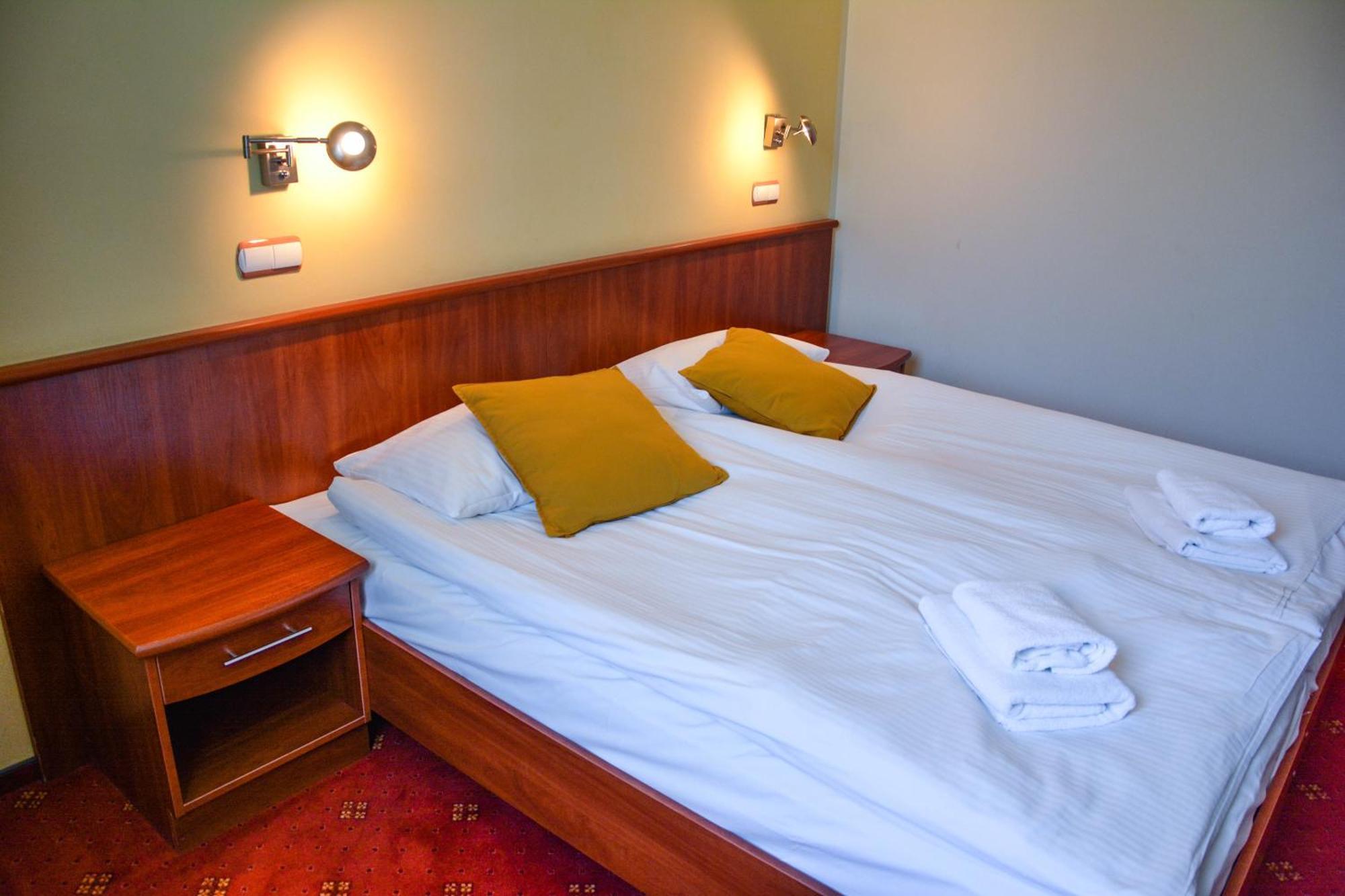 Hotel Neo Tarnowskie Góry Esterno foto