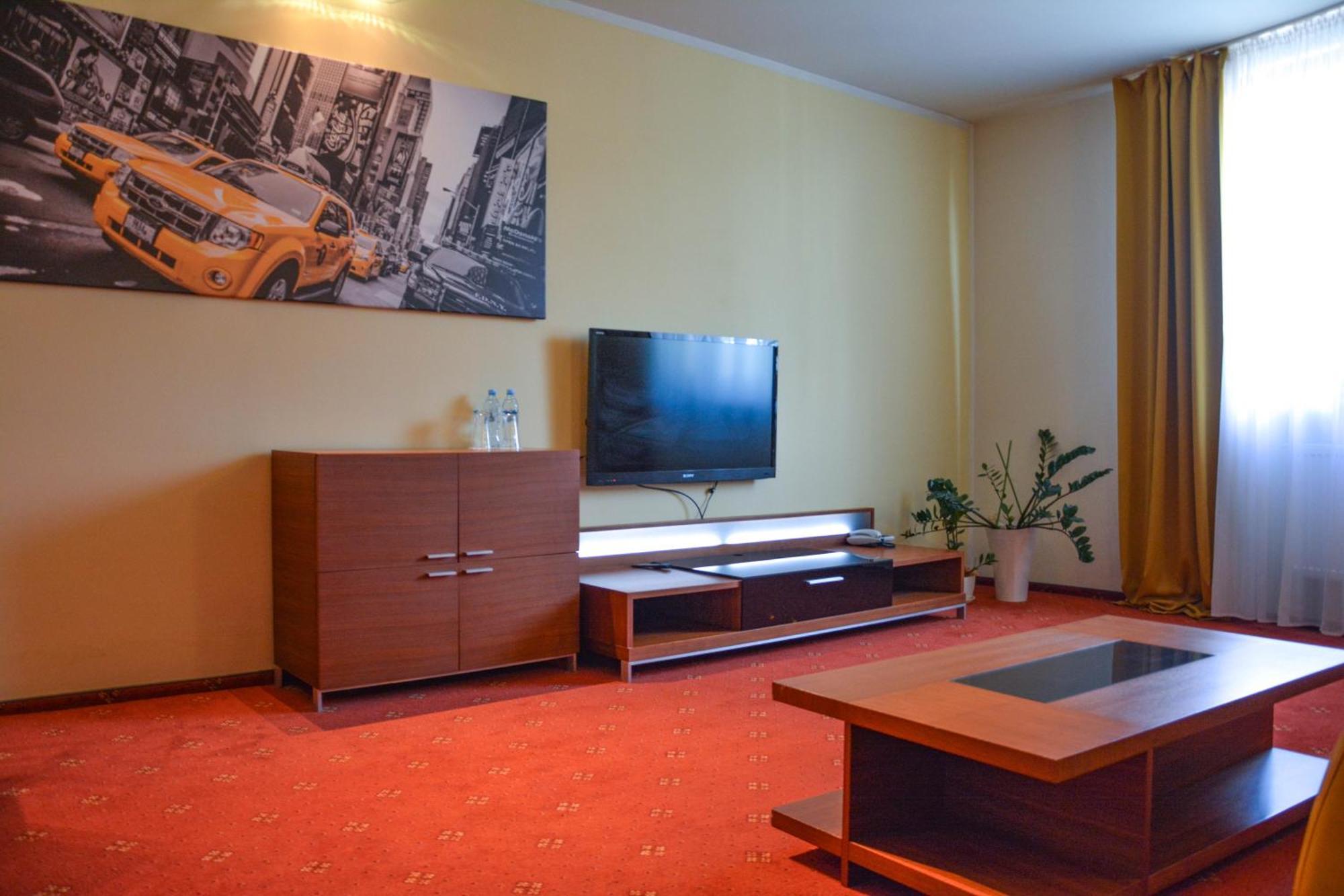 Hotel Neo Tarnowskie Góry Esterno foto