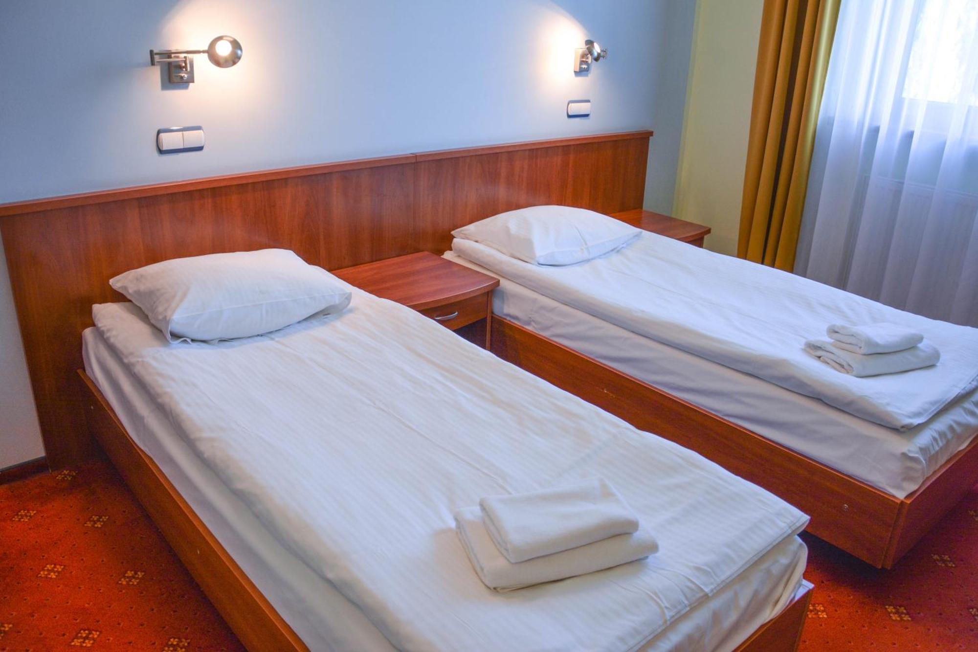 Hotel Neo Tarnowskie Góry Esterno foto