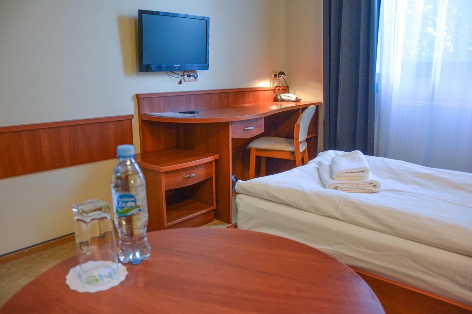 Hotel Neo Tarnowskie Góry Esterno foto